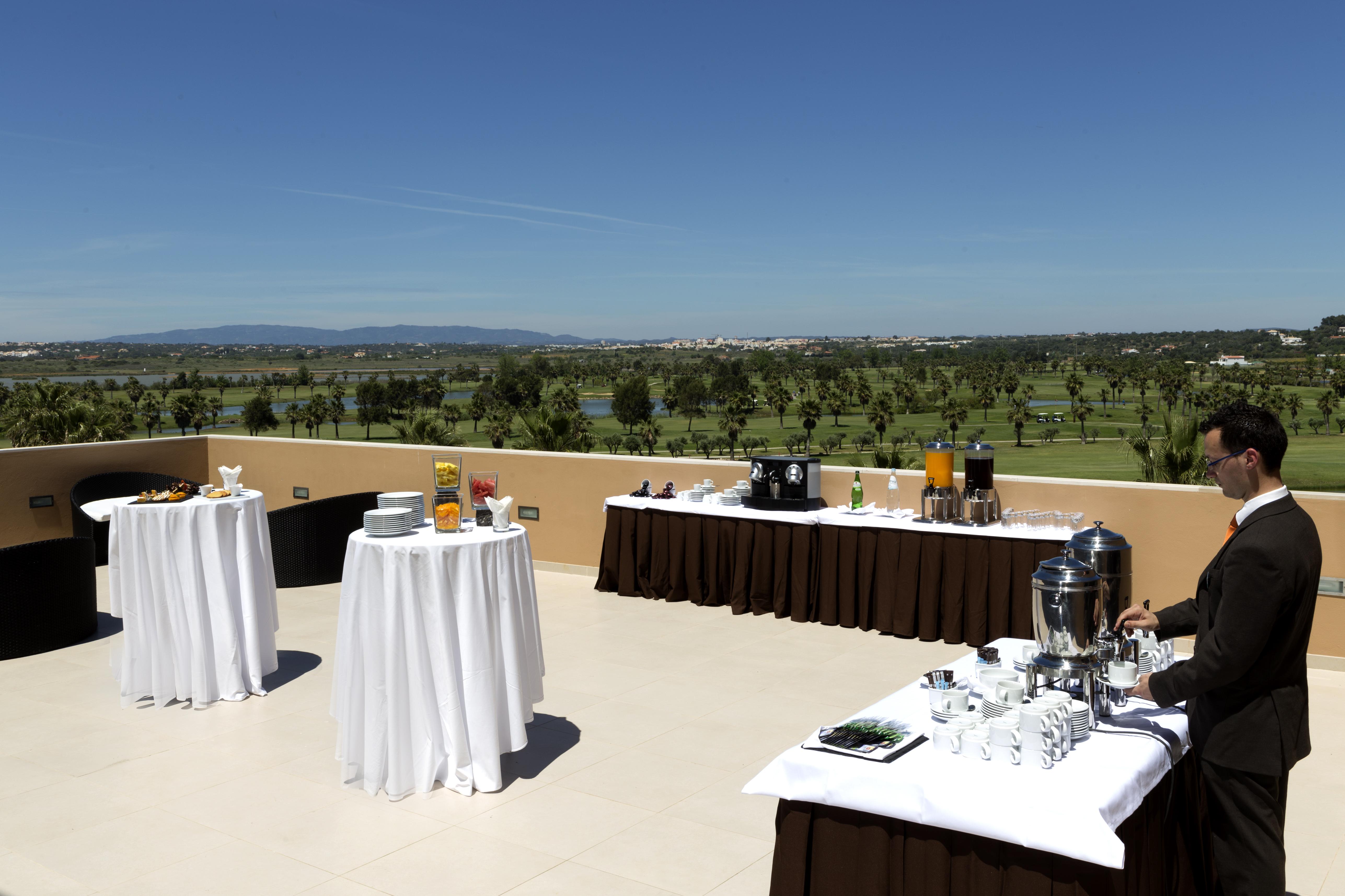 วีดามาร์ อัลการ์เว โฮเต็ล - ไดน์ อราวด์ Hotel อัลบูเฟรา ภายนอก รูปภาพ A view of the golf course from the hotel